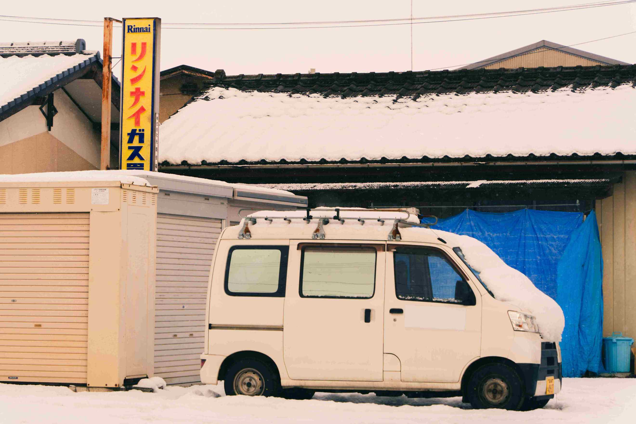 雪落屋前